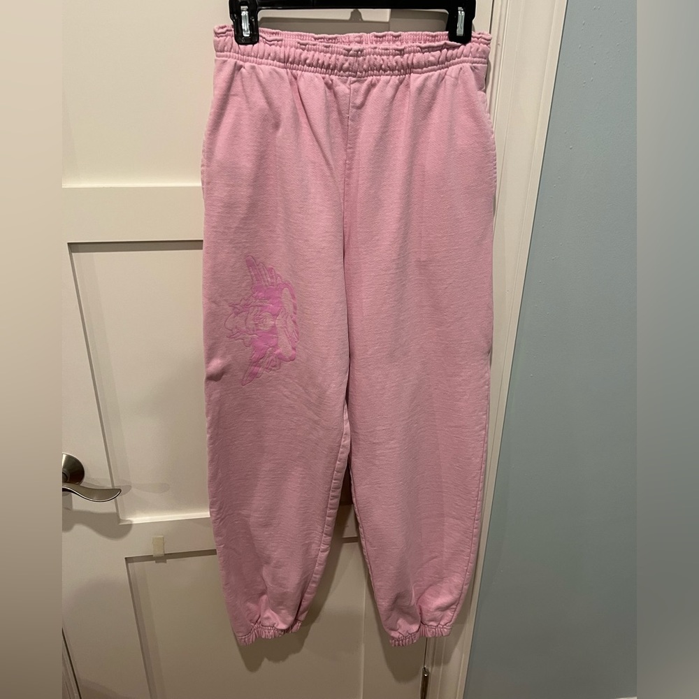 Boys Lie pink sweatpants in size small. never worn.